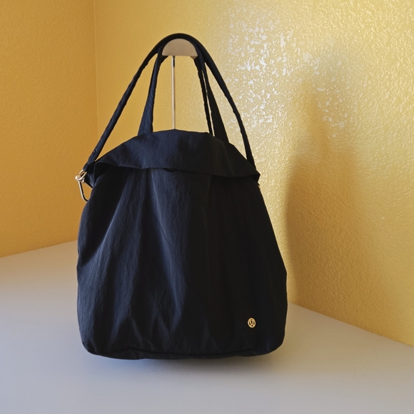 Lululemon On My Level 2.0 Water Repellent 30L Black Gold Gym Yoga Tote Bag - Picture 2 of 16